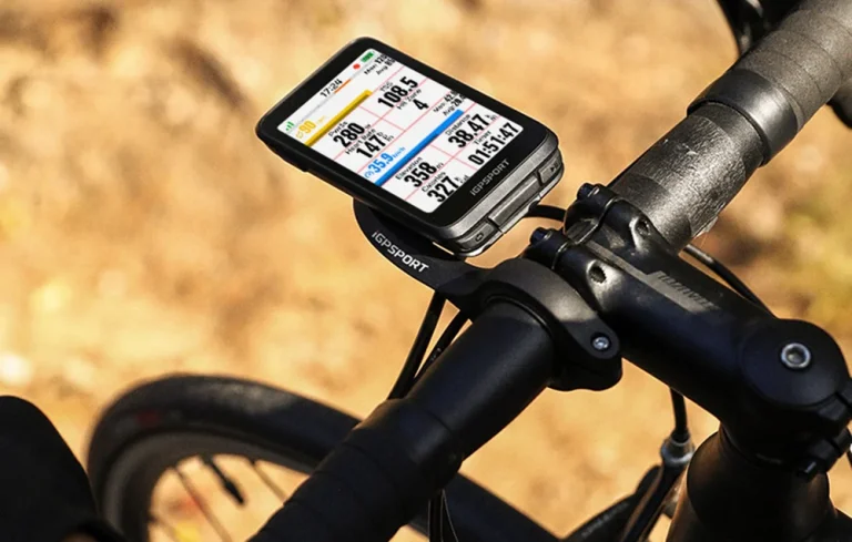 Komputer rowerowy iGPSPORT BiNAVI na kierownicy roweru