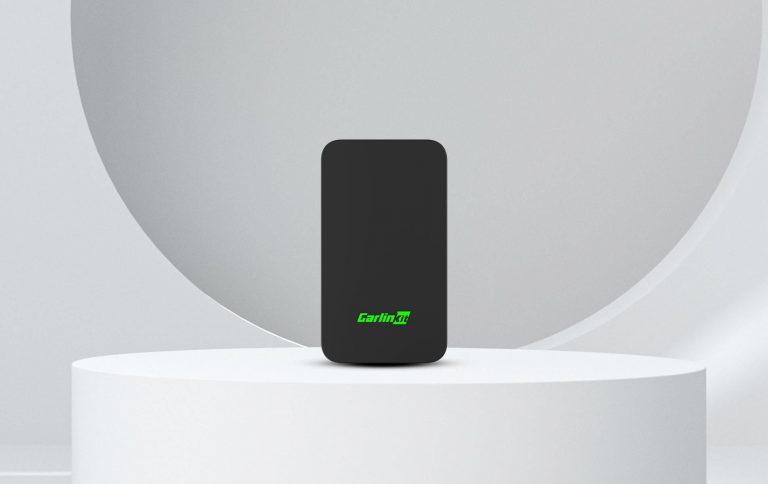 Carlinkit AIR X1: Bezprzewodowy adapter CarPlay i Android Auto podłączony do portu USB w samochodzie, wyświetlający ekran nawigacji.