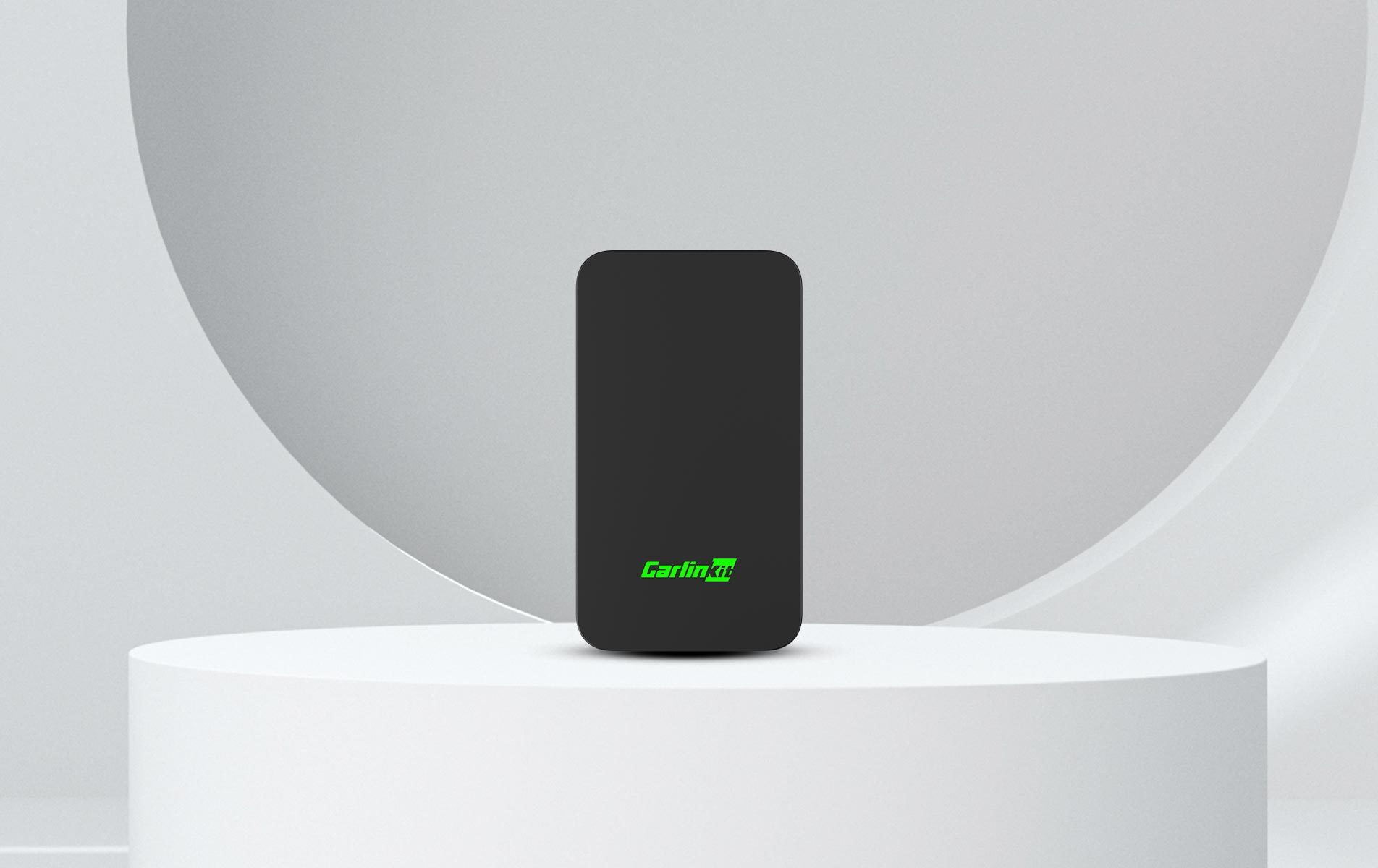 Carlinkit AIR X1 przewodnik integracji: Bezprzewodowy adapter CarPlay i Android Auto podłączony do portu USB w samochodzie, wyświetlający ekran nawigacji.