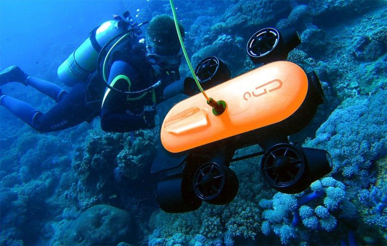 Dron podwodny Geneinno T1: Kompaktowy dron podwodny Geneinno T1 z kamerą 4K, zanurzający się w krystalicznie czystej wodzie, symbolizujący eksplorację głębin.
