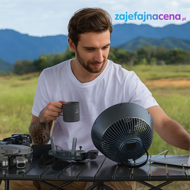 Przenośny wentylator 4w1 Flextail Max Cooler: Kompaktowe urządzenie w plenerze, używane jako wentylator, symbolizujące jego wszechstronność i mobilność.