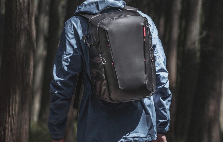 Plecak fotograficzny PGYTECH OneMo Lite 22L czarny na tle gór, symbolizujący lekkość i funkcjonalność dla fotografów.