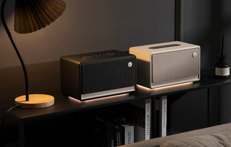 Dwa głośniki Bluetooth Edifier ES300 w kolorach białym i czarnym, symbolizujące wszechstronność modelu Edifier ES300.