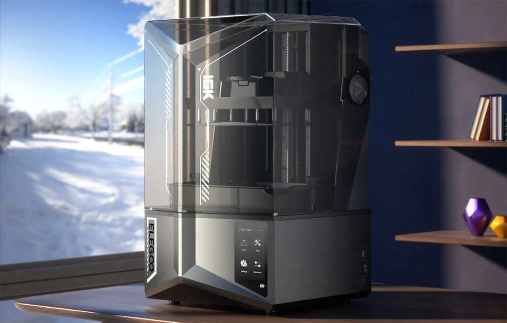 Drukarka 3D Elegoo Saturn 4 Ultra 16K - nowoczesny design i precyzja Drukarka 3D Elegoo Saturn 4 Ultra 16K na biurku
