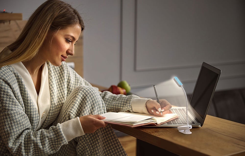 Lampka bezprzewodowa do czytania książek – Glocusent Mini biała z klipsem