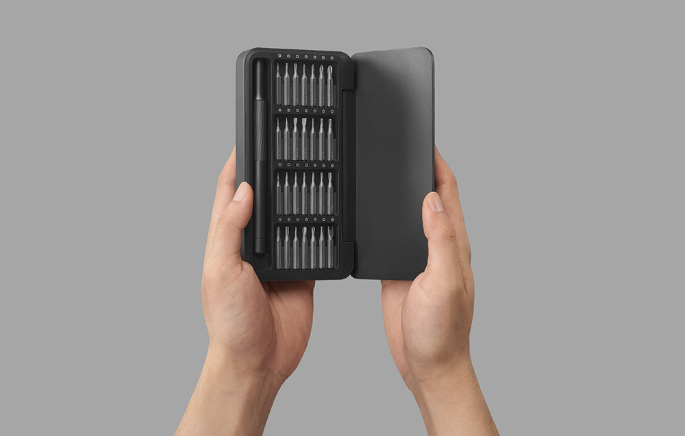 Elektryczny wkrętak precyzyjny HOTO przy pracy z elektroniką